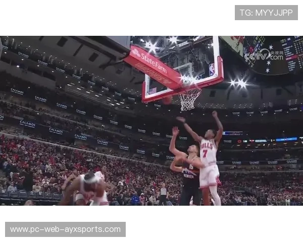 约基奇背后妙传助队友补篮，掘金全队合力取胜